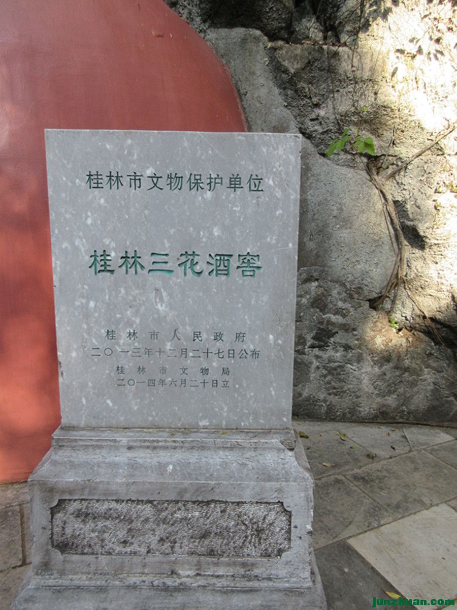 Ļ