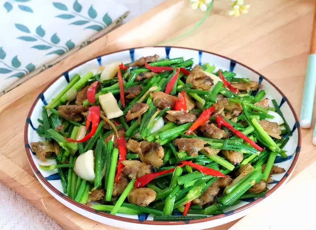 韭菜花炒花甲肉